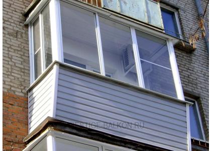 Холодное остекление алюминиевыми окнами с выносом и с внешней отделкой сайдингом в Жуковском