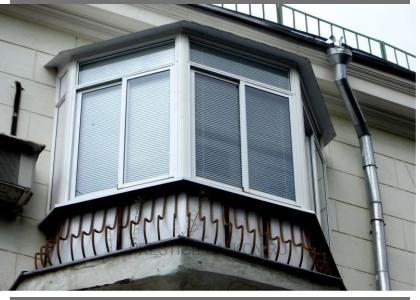 Холодное остекление балкона алюминиевыми окнами с кровлей из профлиста в Жуковском