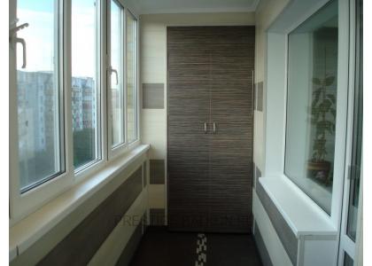 Теплое остекление балкона с утеплением и отделкой ПВХ панелями и ламинатом в Жуковском