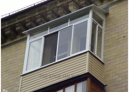 Холодное остекление балкона алюминиевыми окнами с внешней отделкой сайдингом и кровлей из профлиста в Жуковском