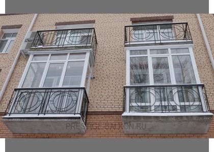 Французское остекление балкона пластиковыми окнами с фигурными ограждениями в Жуковском