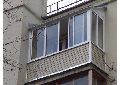 Холодное остекление балкона раздвижными окнами с выносом и крышей в Жуковском