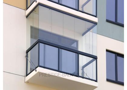 Безрамное остекление балкона с внешней отделкой в Жуковском