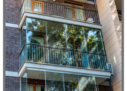 Безрамное остекление балкона с отделкой ограждений в Жуковском