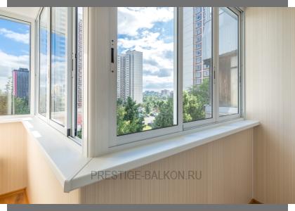 Холодное раздвижное остекление алюминиевыми окнами с отделкой стен и потолка ламинированными панели в Жуковском