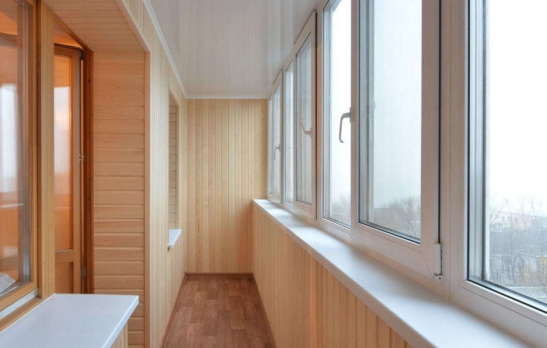 Тёплое остекление балкона профилем Veka и отделка стен деревом в Жуковском