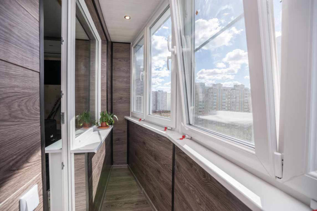 Тёплое остекление балкона профилем Rehau c отделкой ламинатом в Жуковском