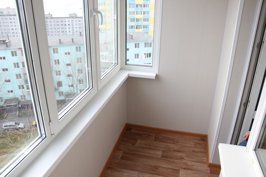 Теплое остекление распашными пластиковыми окнами балкона профилем Rehau и отделкой стен в Жуковском