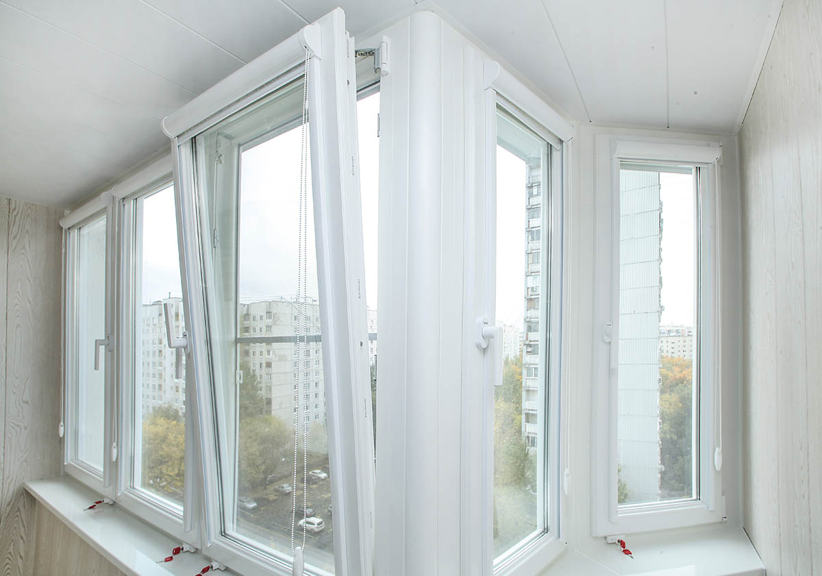 Тёплое остекление пластиковыми окнами балкона профилем КВЕ и отделкой стен гипсокартоном в Жуковском