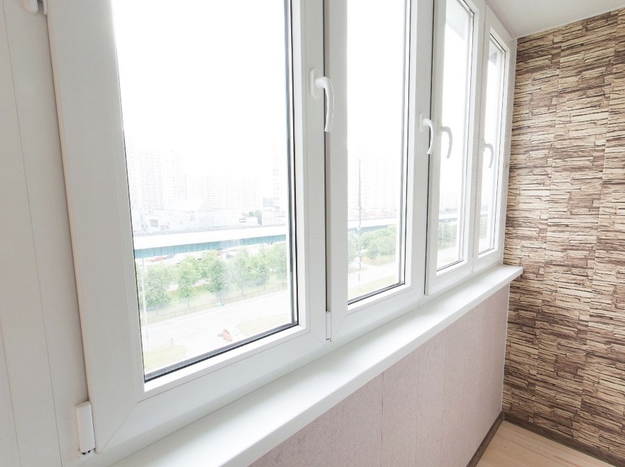 Тёплое остекление балкона профилем КВЕ и комбинированной отделкой пластиком и деревом в Жуковском