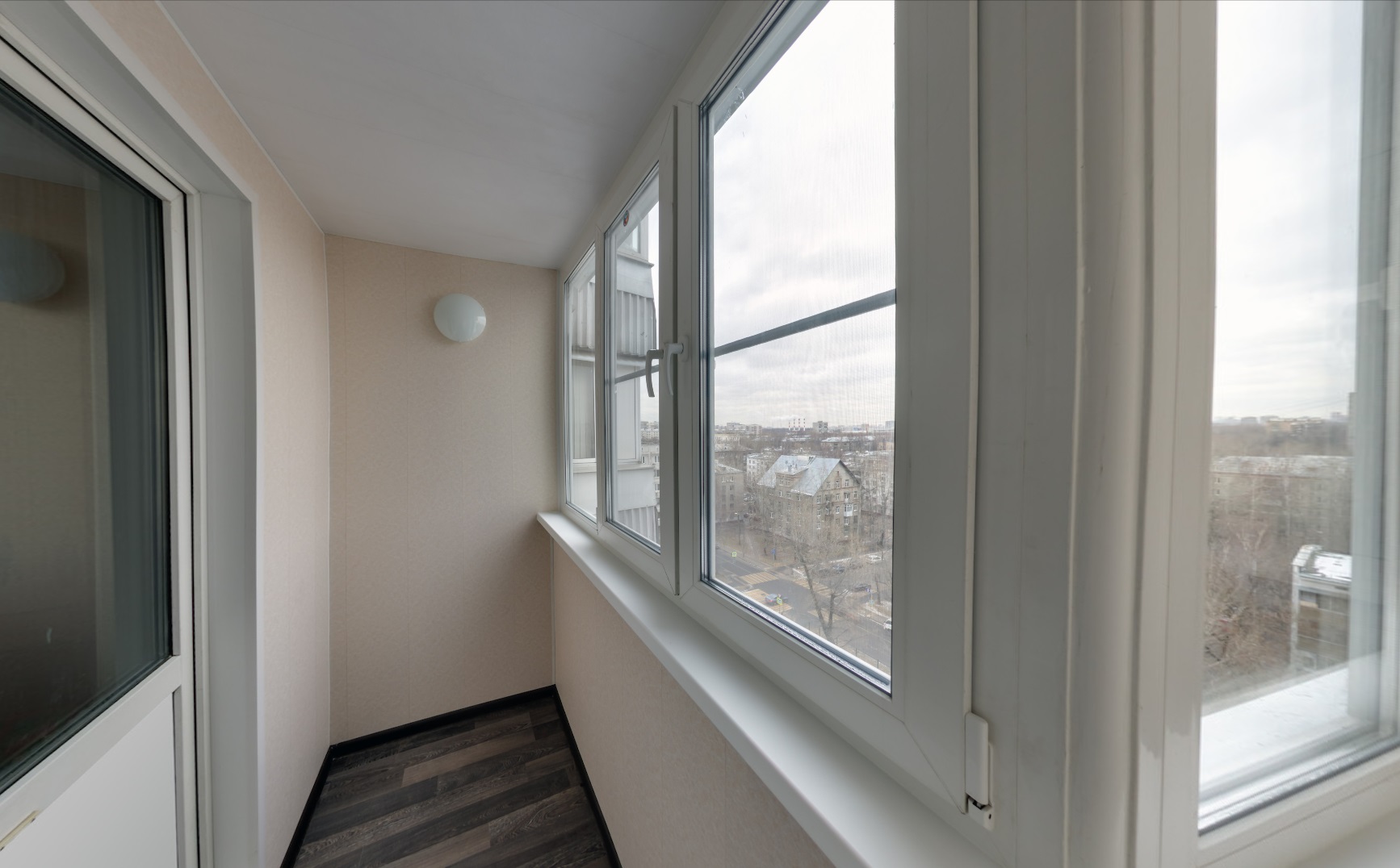 Теплое остекление пластиковыми окнами REHAU с отделкой стен и потолка панелями ПВХ в Жуковском