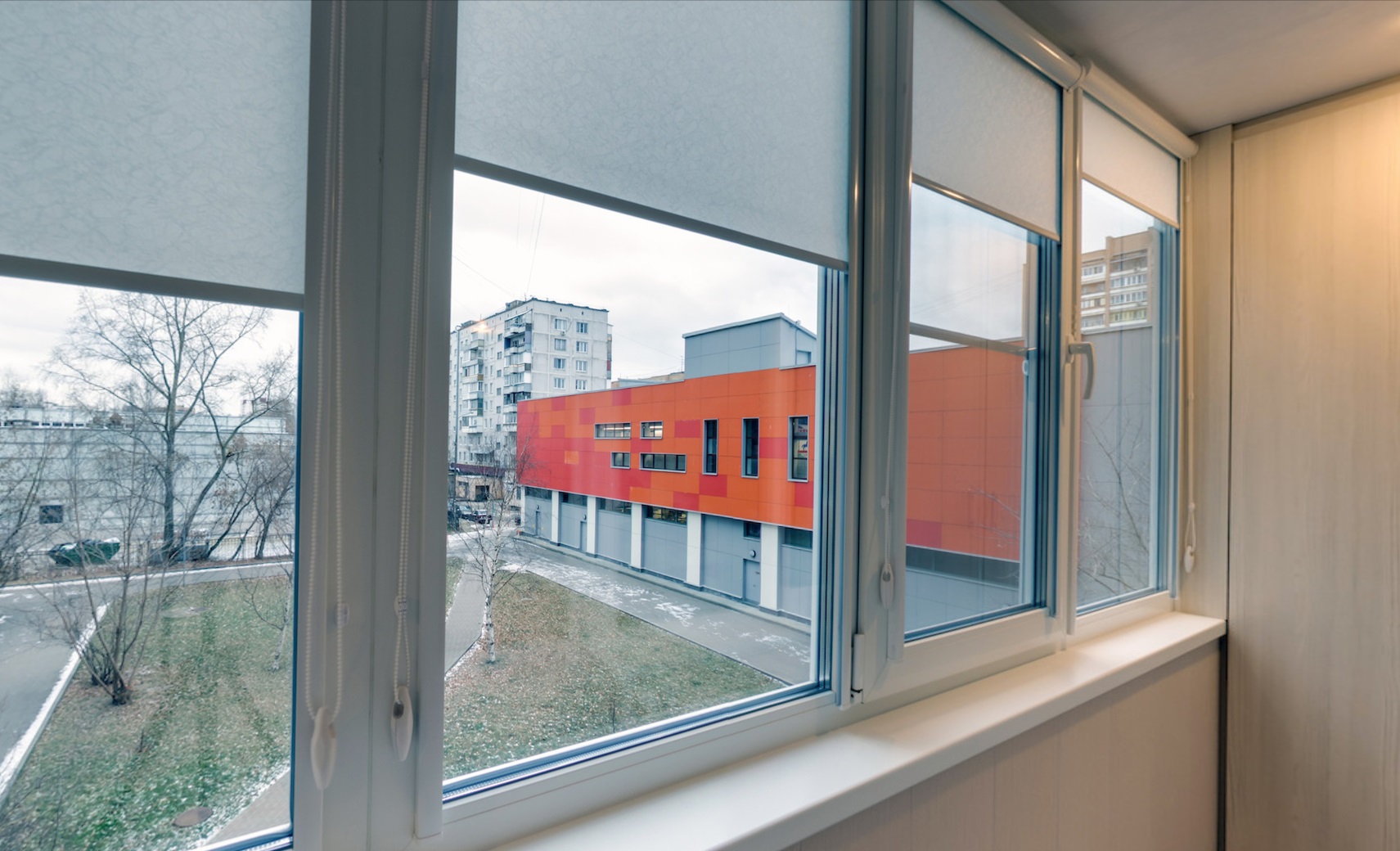 Теплое остекление балкона профилем REHAU с отделкой и выпадающими шторами в Жуковском