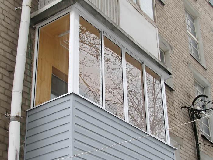 Холодное остекление балкона алюминиевыми окнами Provedal и отделкой деревянной вагонкой в Жуковском