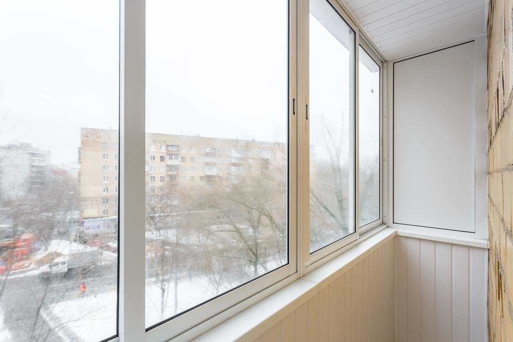 Холодное остекление балкона профилем Provedal и отделкой стен и потолка вагонкой ПВХ в Жуковском