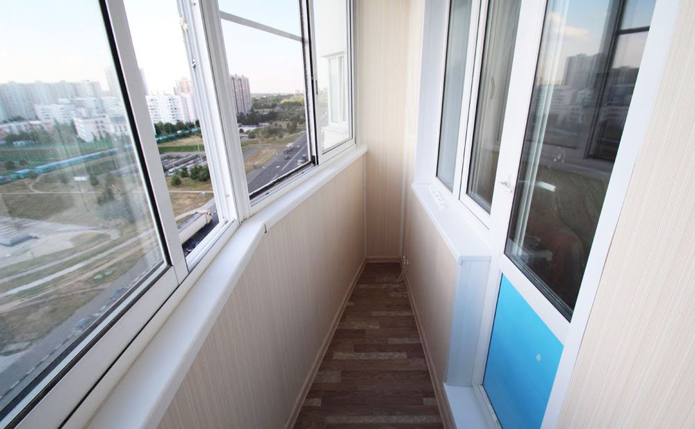 Холодное остекление балкона профилем Provedal и отделкой стен и потолка ламинированными панелями в Жуковском