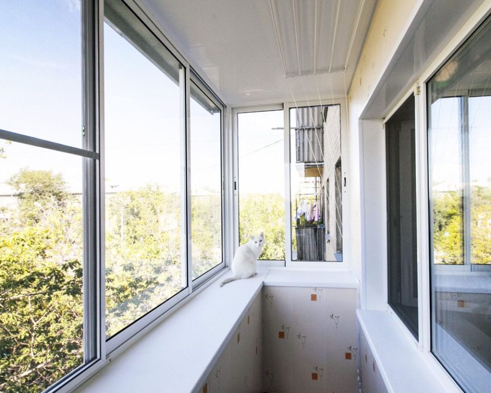 Холодное остекление балкона алюминиевыми окнами с выносом и сушилкой для белья в Жуковском