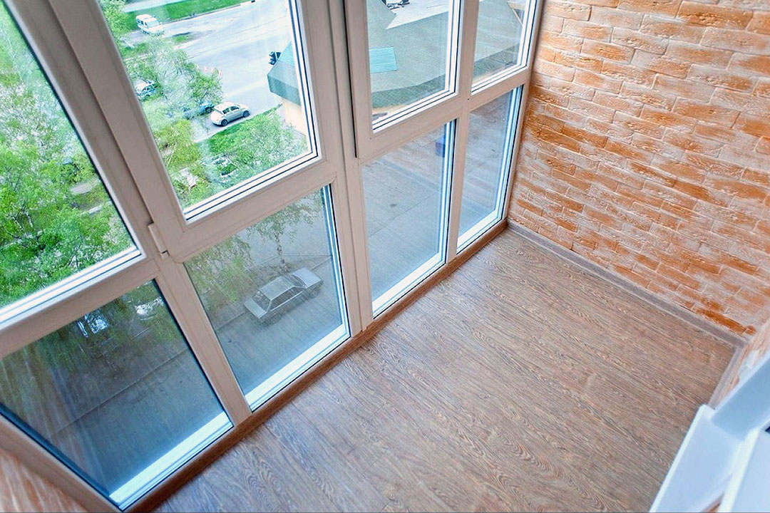 Панорамное остекление балкона с отделкой кирпичом в Жуковском