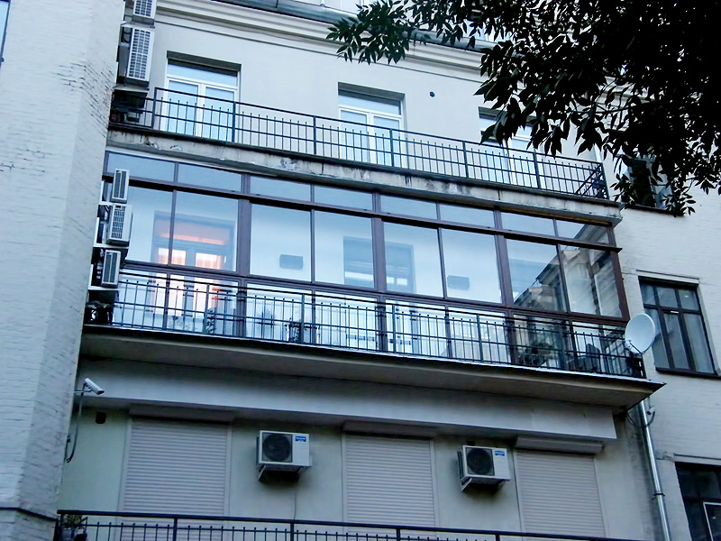 Панорамное остекление балкона с отделкой ограждения в Жуковском