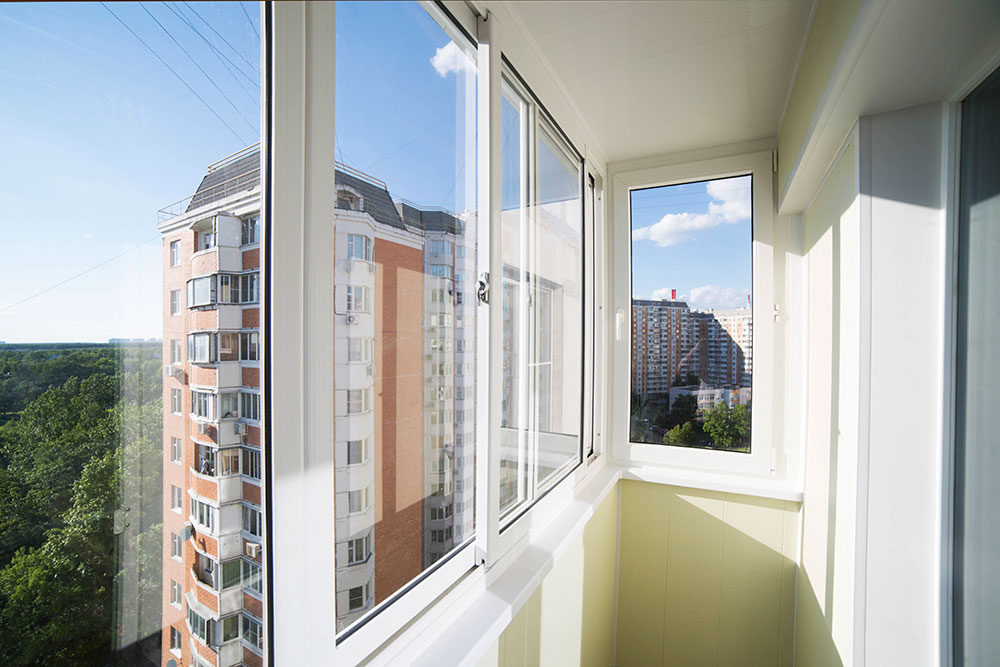 Холодное остекление раздвижными окнами с отделкой стен и потолка ламинированными панелями в Жуковском