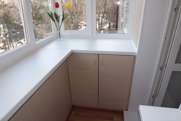 Теплое остекление пластиковыми окнами с выносом подоконника в Жуковском