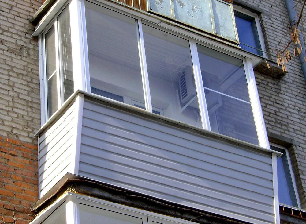 Холодное остекление алюминиевыми окнами с выносом и с внешней отделкой сайдингом в Жуковском