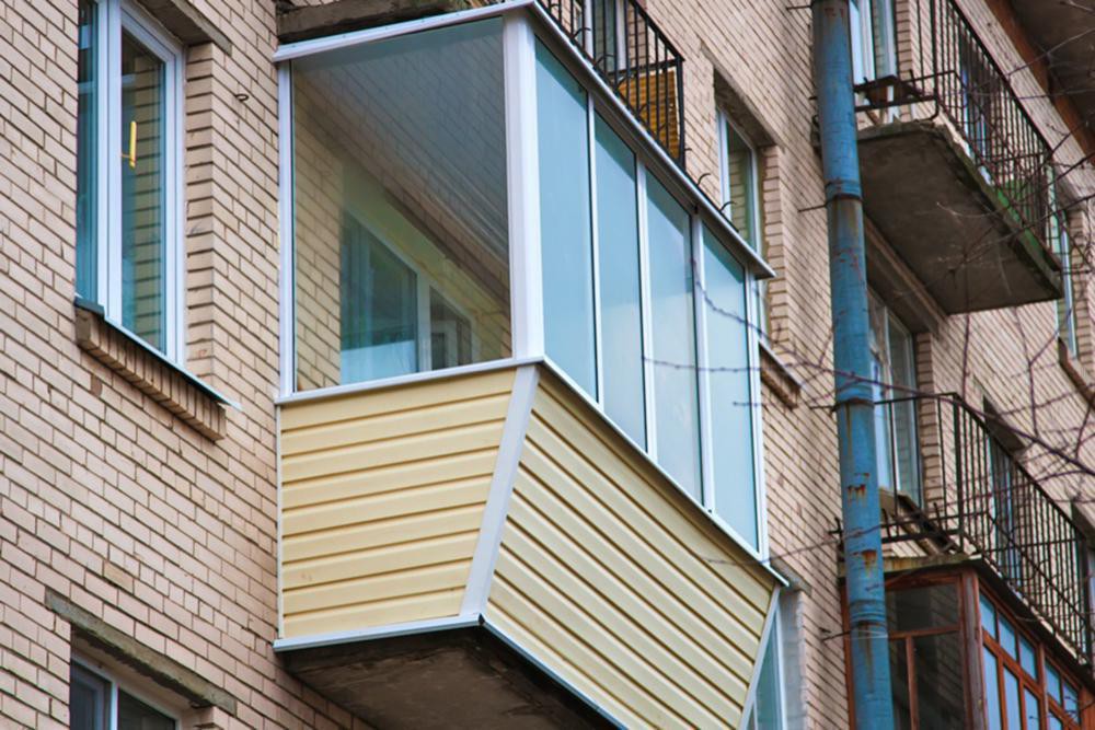 Холодное остекление балкона алюминиевыми окнами с внешней отделкой сайдингом с выносом и с шумопонижающими отливами в Жуковском