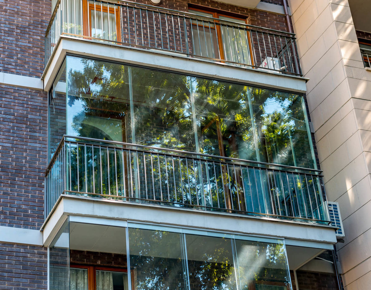 Безрамное остекление балкона с отделкой ограждений в Жуковском