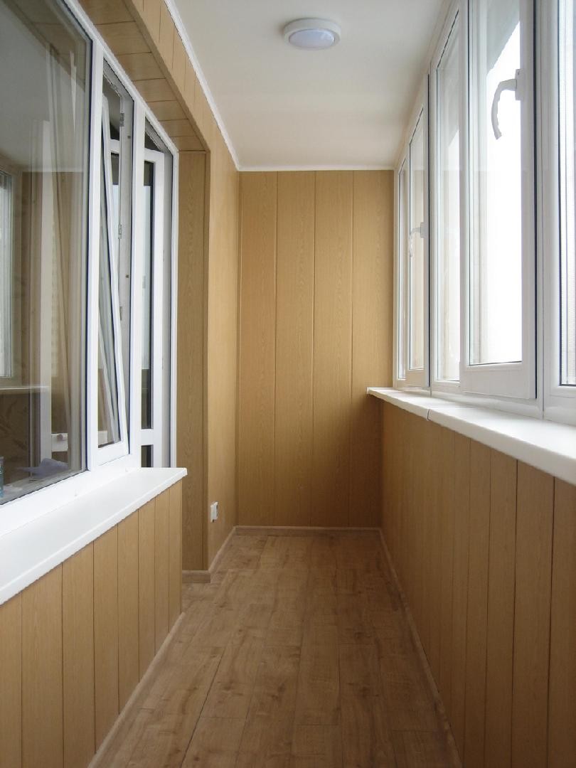 Теплое остекление лоджии и отделка стен и потолка ламинированными панелями в Жуковском