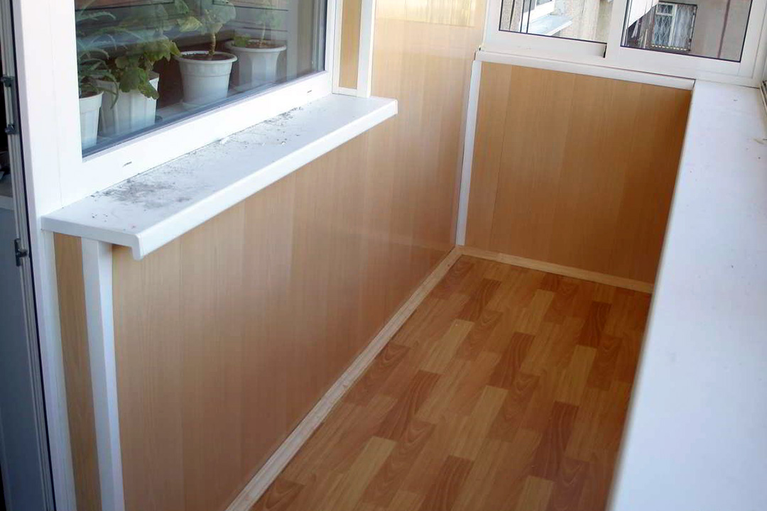 Теплое остекление балкона пластиковыми окнами и электрическим теплым полом в Жуковском