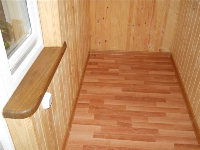 Теплое остекление балкона пластиковыми окнами установкой ИК-обогрева на стены в Жуковском