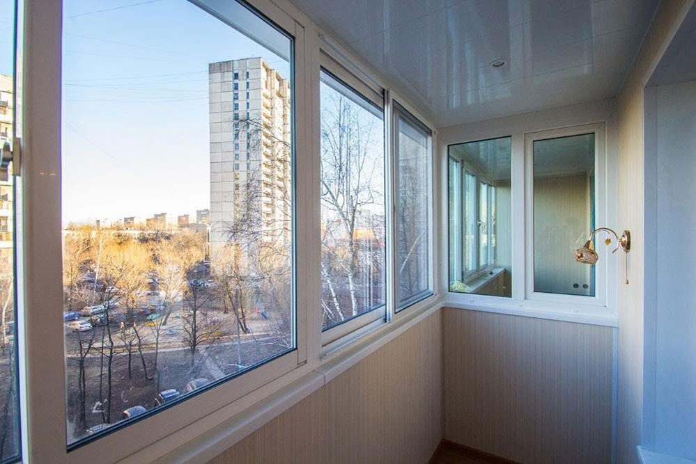 Раздвижное остекление алюминиевыми окнами с отделкой стен вагонкой ПВХ в Жуковском